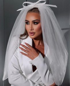 مايا بفستان أبيض