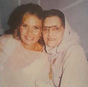 يسرا مع والدتها