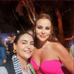 كارول سماحة مع الفتاة الحاملة للوشاح الفلسطيني