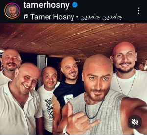 تامر حسني مع شباب حليقي الرأس من الكواليس