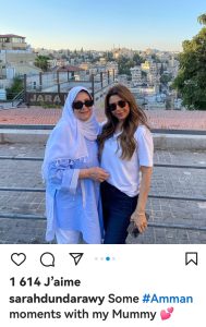 سارة مع والدتها