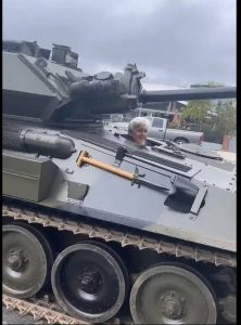 مقدّم برامج أمريكي يقود دبابة على الطريق! - صورة