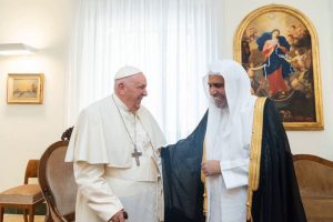 بابا الفاتيكان مع الشيخ العيسى