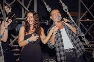 جنا مع أبوها عمرو دياب في مسرح أبوظبي