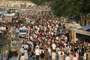 جمهور يتجمع على ضفاف نهر السين لحضور حفلات مجانية ضمن مهرجان عيد الموسيقى