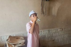 تخيل أن هذا الفتى يقتات على بهارات يخلطها بالماء المالح