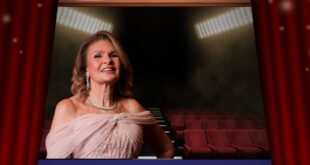 ملكة الدنمارك تعد يسرا بزيارة جديدة إلى مصر