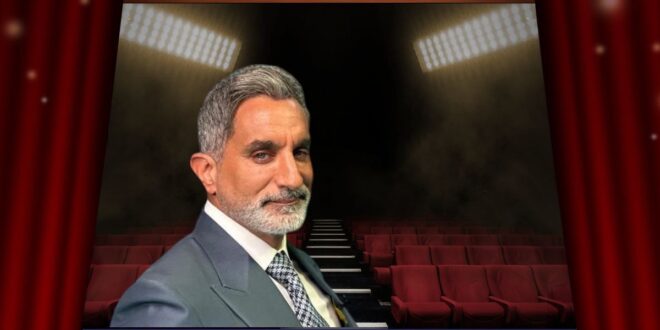 هكذا احتفل باسم يوسف بافتتاح المتحف المصري الكبير بطريقة فكاهية مع قطّيه