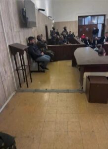 فضل شاكر أمام القضاء… أول ظهور علني بعد سنوات من الغياب ومسار قضائي جديد
بعد سنوات طويلة من الغياب والتواري عن الأنظار، عاد اسم الفنان فضل شاكر إلى الواجهة من زاوية مختلفة، لا فنية هذه المرة، بل قضائية، في حالة شكّلت محطة مفصلية في مسار قضيته الشائكة مع الدولة اللبنانية.
في أكتوبر 2025، سلّم فضل شاكر نفسه إلى السلطات اللبنانية، منهياً مرحلة امتدت لسنوات داخل مخيم عين الحلوة في مدينة صيدا. خطوة اعتُبرت حينها محاولة واضحة لتسوية أوضاعه القانونية وبدء مواجهة مباشرة مع القضاء، بعد سلسلة أحكام وإدانات صدرت بحقه في قضايا مختلفة.
يوم الجمعة، ظهر شاكر علناً للمرة الأولى داخل قاعة محكمة الجنايات في بيروت، خلال جلسة استمرت نحو ساعتين ونصف، خُصصت للنظر في قضية محاولة قتل هلال حمود، المسؤول في سرايا المقاومة التابعة لحزب الله. هذا الظهور أعاد تسليط الضوء على واحدة من أكثر القضايا تعقيداً التي ارتبطت باسمه خلال السنوات الماضية.
وخلال الجلسة، نفى فضل شاكر بشكل قاطع جميع التهم الموجهة إليه، مؤكداً أنه لم يشارك في التخطيط أو التنفيذ أو التحريض على محاولة قتل هلال حمود، ومشدداً على أنه لا يعرفه على المستوى الشخصي. كما نفى أي علاقة له بأي تنظيم مسلح أو فصيل عسكري، موضحاً أن وجود مجموعة حماية صغيرة كانت تضم 12 شخصاً، اقتصر دورها على حمايته وعائلته في ظل ما وصفه بتهديدات جدية تعرّض لها آنذاك.
وأشار شاكر في إفادته إلى أن منزله تعرّض للحرق والتخريب، وهذا أدى إلى خسائر مادية تجاوزت مليون دولار، لافتاً إلى أنه تقدّم بعدة شكاوى رسمية في تلك الفترة من دون أن تحظى بمتابعة فعّالة. كما أكد أنه لا يجيد استخدام السلاح، وأنه حتى في حال امتلاكه رخصة حيازة، فهو لم يحمل سلاحاً شخصياً ولم يستخدمه، نافياً أي نية للدخول في مواجهة مع الدولة أو الجيش اللبناني.
وأوضح أيضاً أن تواصلاً جرى مع الجيش اللبناني قبل أحداث عبرا، بهدف تسليم الأسلحة التي كانت بحوزة مرافقيه، في محاولة لتجنّب أي تصعيد أو اشتباك مسلح.
من جهتها، قدّمت محامية فضل شاكر خلال الجلسة مستنداً رسمياً يثبت أن هلال حمود أسقط حقه المدني ضد شاكر وآخرين، عقب تسوية مالية جرت بين الأطراف المعنية. وبناءً عليه، قررت المحكمة تأجيل النظر في القضية إلى 6 فبراير المقبل، مع استدعاء هلال حمود شخصياً للاستماع إلى شهادته ومواجهته بأقوال شاكر.
هذا التطور القضائي يفتح فصلاً جديداً في قضية فضل شاكر، ويعيد طرح تساؤلات واسعة حول المسار الذي ستسلكه محاكمته، وما إذا كانت المرحلة المقبلة ستقود إلى طيّ صفحة طويلة من الجدل، أو إلى فصول أكثر تعقيداً في واحدة من أكثر القضايا إثارة للانقسام في الرأي العام اللبناني.
القضاء اللبناني، محكمة الجنايات في بيروت، مخيم عين الحلوة، كوليس
#فضل_شاكر #صحاك_الشوق
@lima_kt
@fadel_chaker