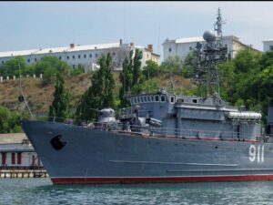 غموض حول عبور مدمرات أمريكية مضيق هرمز وتصاعد الجدل بشأن الألغام البحرية