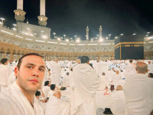 محمد إمام يؤدي العمرة ويشارك جمهوره رسالة مؤثرة من الحرم المكي