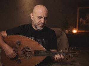 عزيز الشافعي يغنّي وجع الفراق… ويترك جمهوره يسأل: مين زعّلك يا ملك التفاصيل؟