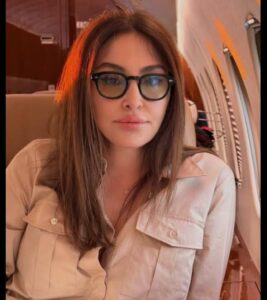 إليسا وشنطة «ديور» في مقعد عادي… هل تسخر بذكاء من هوس الدرجة الأولى والطائرات الخاصة؟