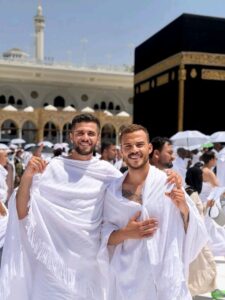 حسام السيلاوي يؤدي العمرة ويثير تفاعلاً واسعاً