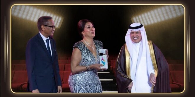 وفاء عامر تبكي خلال تكريمها في مهرجان الإذاعة والتلفزيون بقرطاج