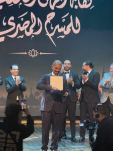أشرف زكي يمنح أحمد سعد عضوية نقابة المهن التمثيلية خلال حفل مسرحي